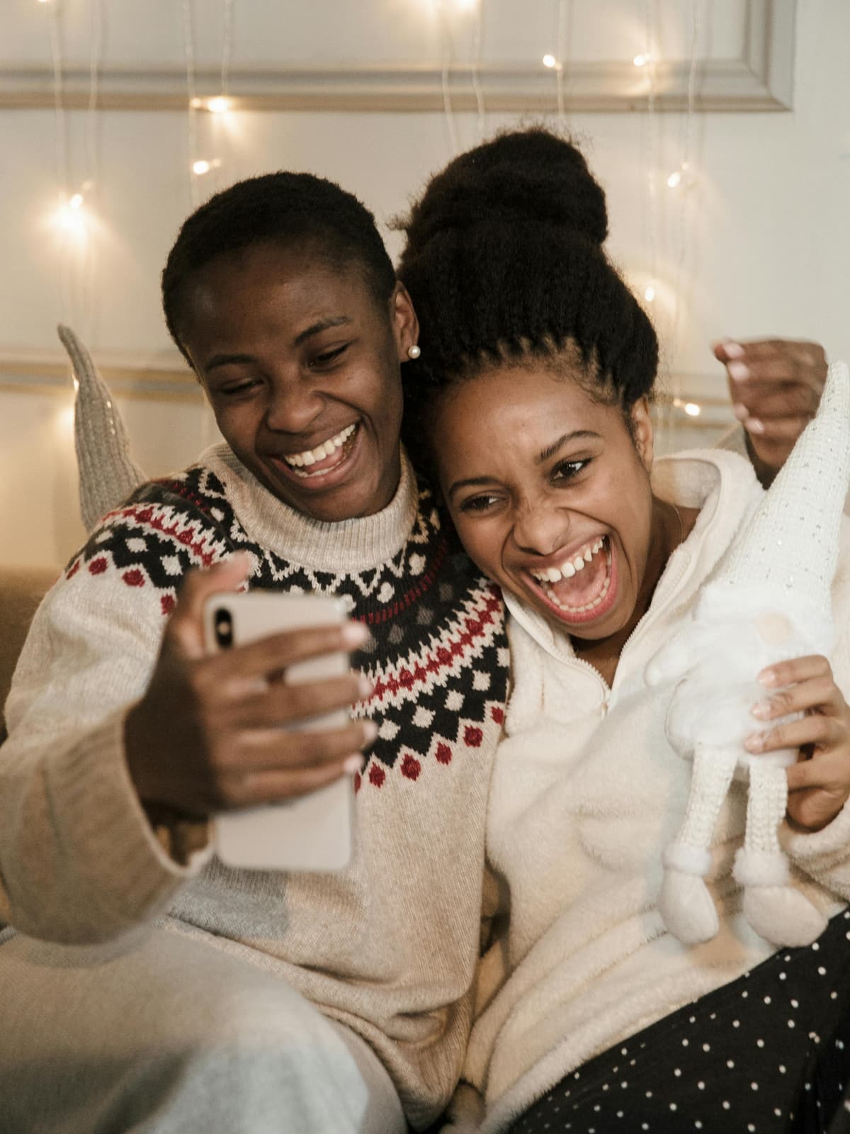 Kleine groep vrouwen in online sessie